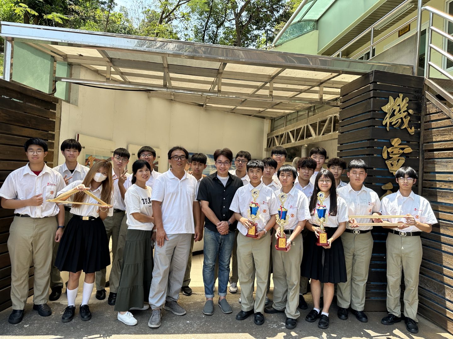 中山工商語文類教師跨域指導 參加全國高中職學生「木橋載重創新設計競賽」勇奪精準強度第1名、最大強度第2、3名 中山工商語文類教師跨域指導 參加全國高中職學生「木橋載重創新設計競賽」勇奪精準強度第1名、最大強度第2、3名