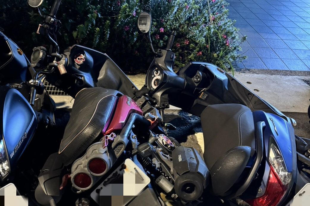 她心情不好伸手怒推 34台機車「骨牌式」倒一片 她心情不好伸手怒推 34台機車「骨牌式」倒一片