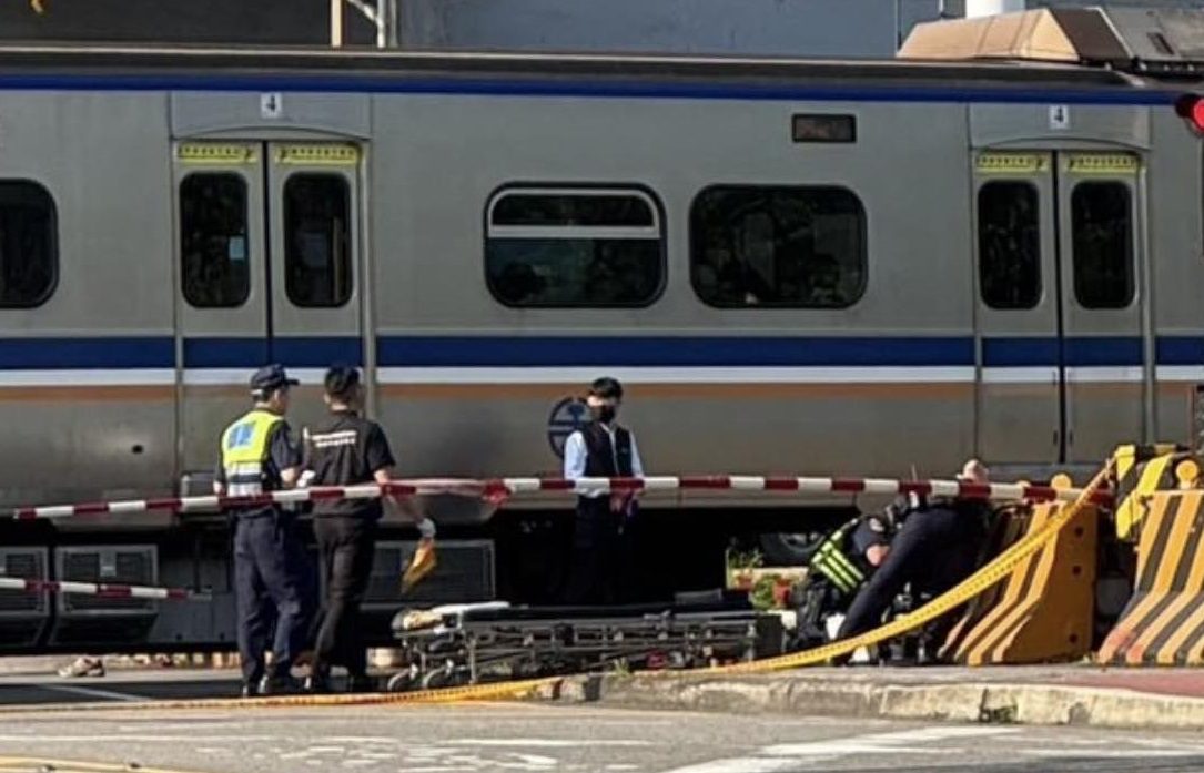 台鐵「桃園-內壢」清晨死傷事故 列車誤點、周邊交通壅塞 台鐵「桃園-內壢」清晨死傷事故 列車誤點、周邊交通壅塞