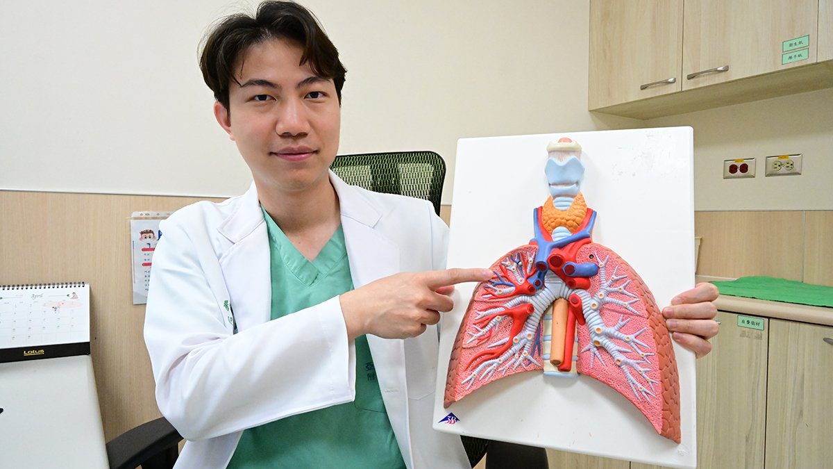 愛唱歌男頻咳查出肺癌！幸早期發現手術成功重拾歌喉