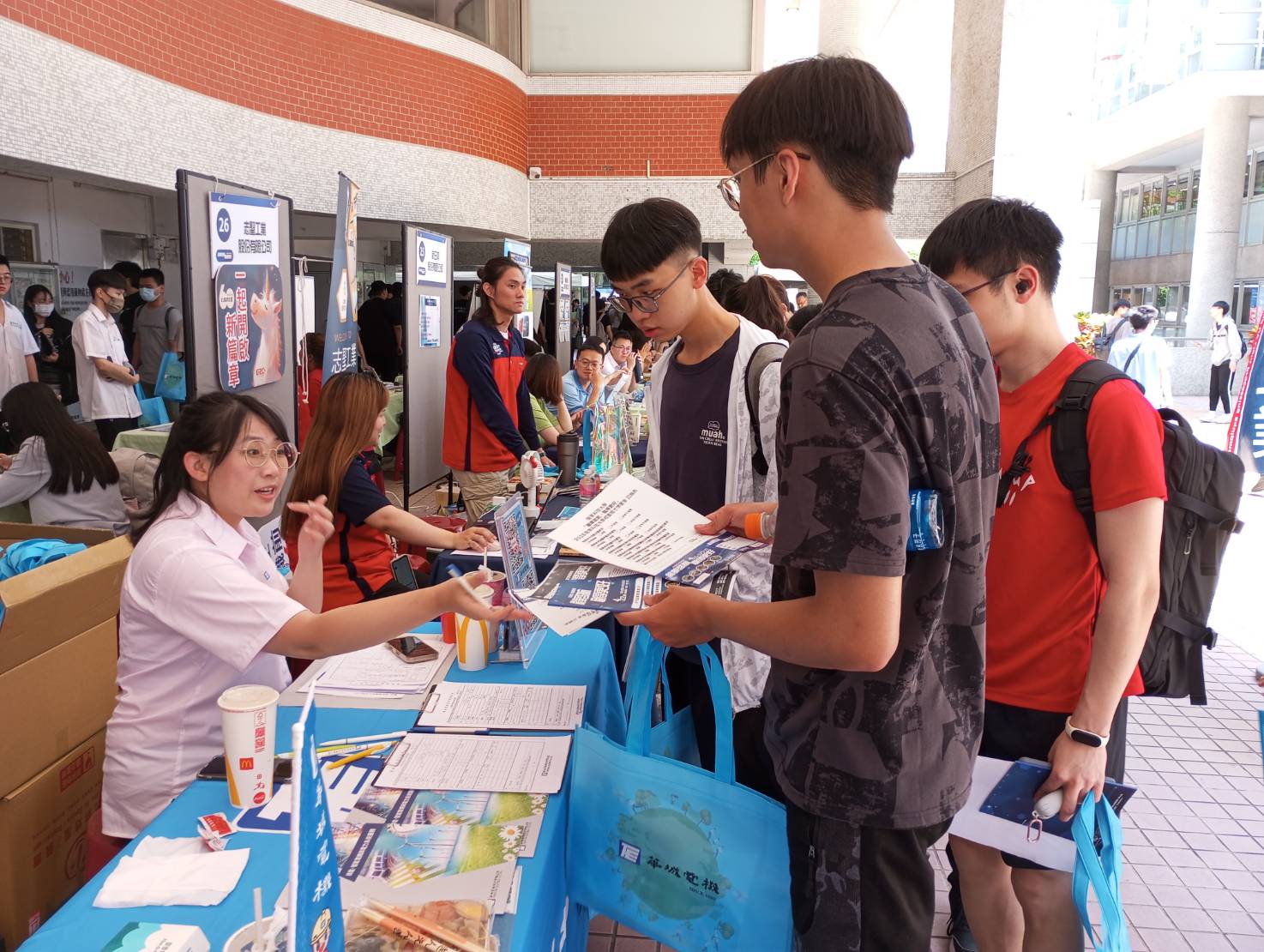 龍華科大校園徵才博覽會盛大登場 59企業釋出逾2200職缺搶人才