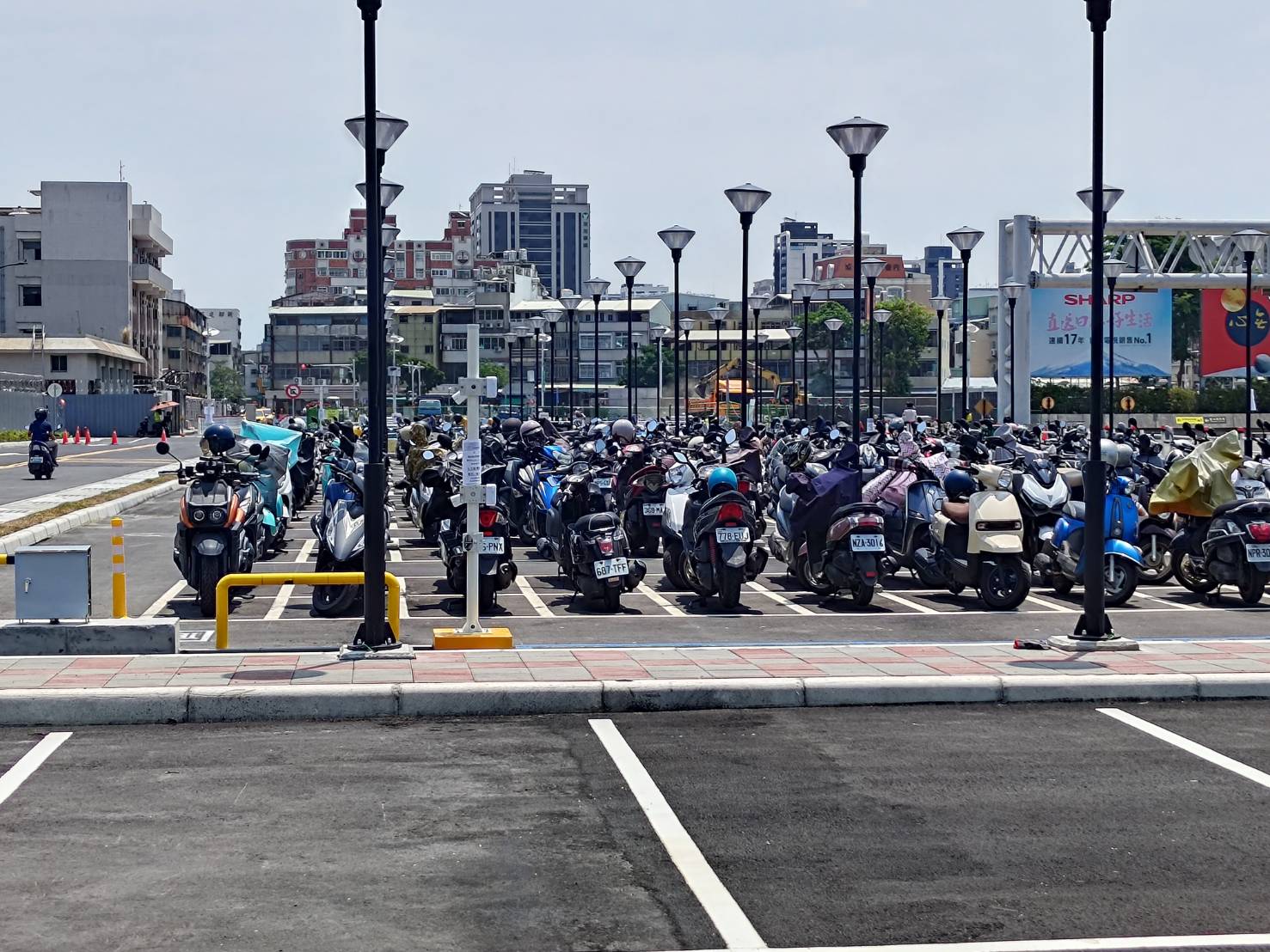 小港機場機車臨時停車場開放使用,方便旅客停車 小港機場機車臨時停車場開放使用,方便旅客停車