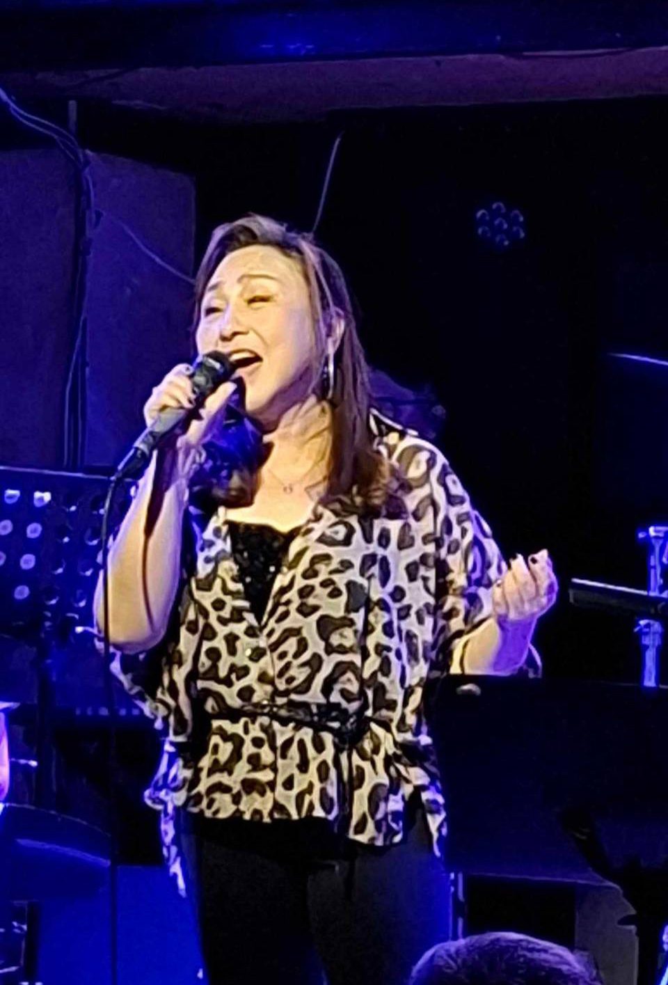 鄭怡解鎖人生　換上豹紋新裝首次Pub演唱初體驗