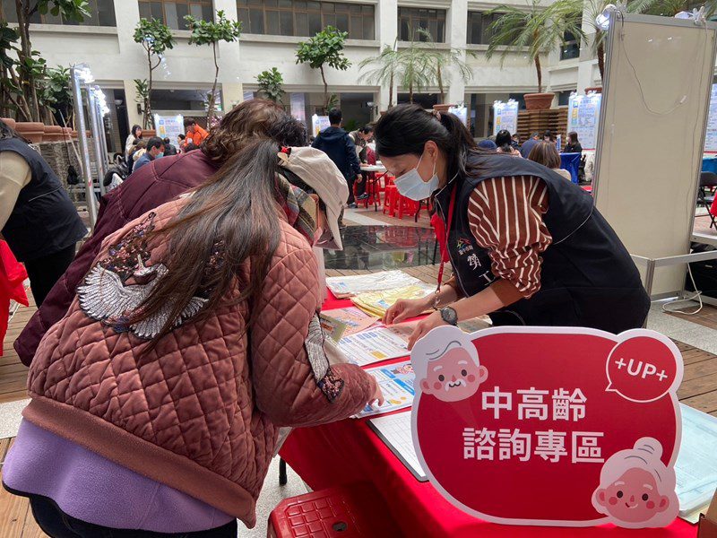 邀逾70家企業溫馨挺就業! 提供5,500個職缺招募人才 邀逾70家企業溫馨挺就業! 提供5,500個職缺招募人才