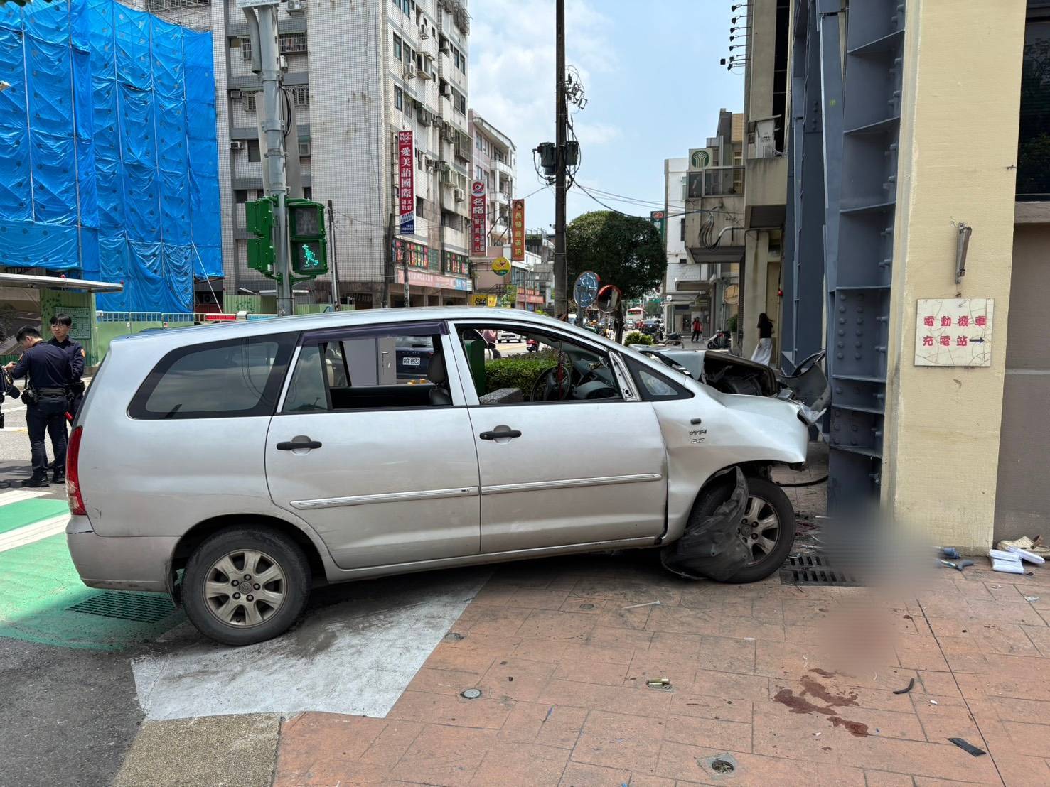 【有片】八德公所前車禍!轎車逆衝撞牆波及行人釀1死1傷 【有片】八德公所前車禍!轎車逆衝撞牆波及行人釀1死1傷