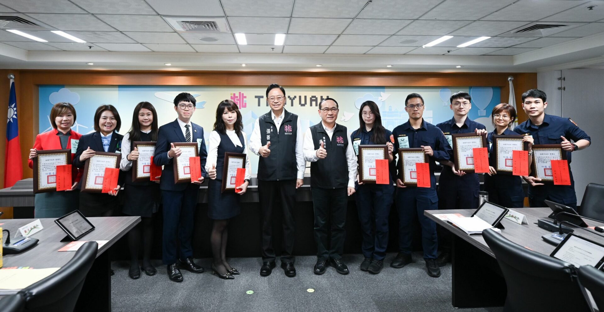 為民眾攔阻詐騙近2千萬 桃園15有功警銀人員獲表揚 為民眾攔阻詐騙近2千萬 桃園15有功警銀人員獲表揚