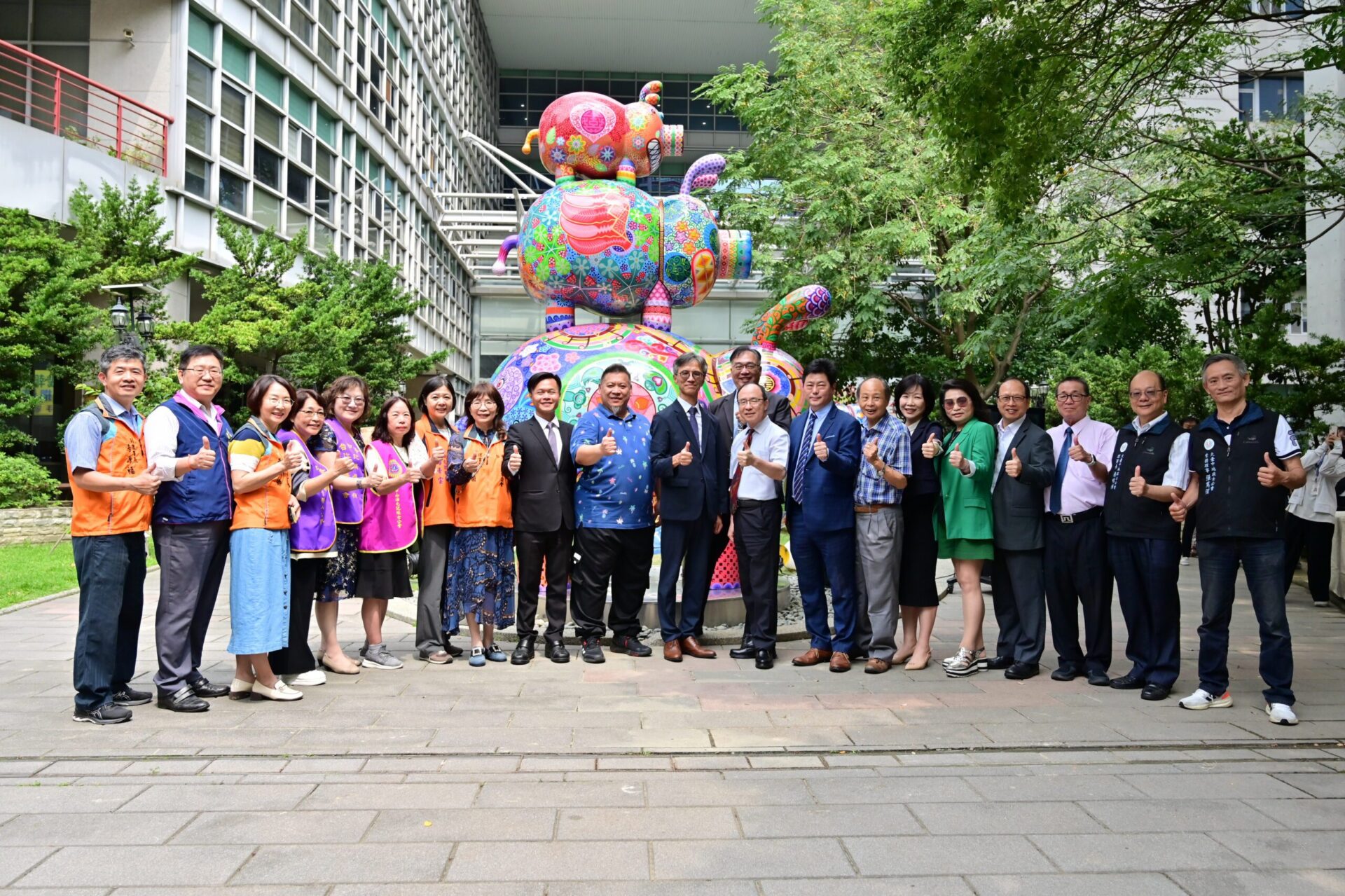 台中打卡新景點！藝術大師洪易作品《叁豬》進駐地稅局