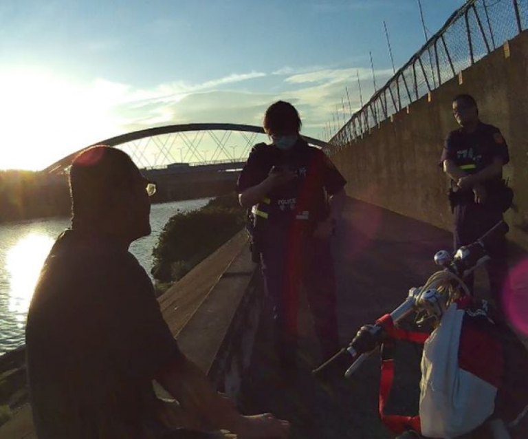 永遠是媽媽的心肝寶! 竹市警暖心陪伴安撫成功勸阻輕生男子 永遠是媽媽的心肝寶! 竹市警暖心陪伴安撫成功勸阻輕生男子