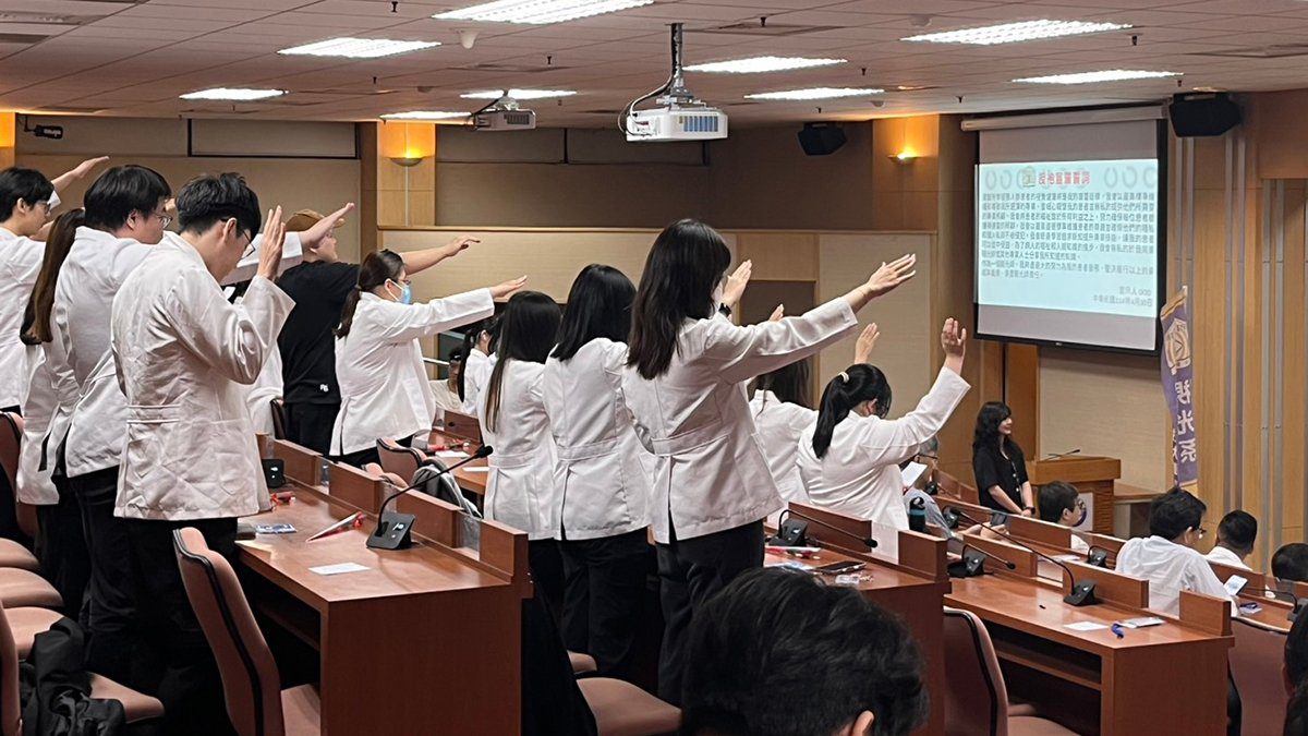 中臺科大視光系授袍典禮 實習生踏上專業之路 中臺科大視光系授袍典禮 實習生踏上專業之路