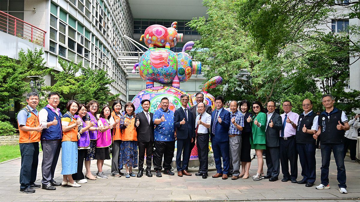 洪易《叁豬》進駐台中地稅局 藝術走進生活再添亮點 洪易《叁豬》進駐台中地稅局 藝術走進生活再添亮點