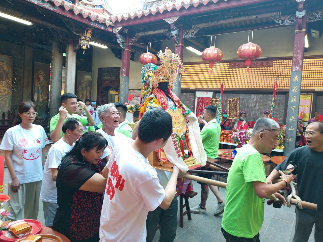 銀同媽祖走訪王功漁港受到熱烈歡迎 婆婆媽媽不畏豔陽跟著遶境場面溫馨 銀同媽祖走訪王功漁港受到熱烈歡迎 婆婆媽媽不畏豔陽跟著遶境場面溫馨