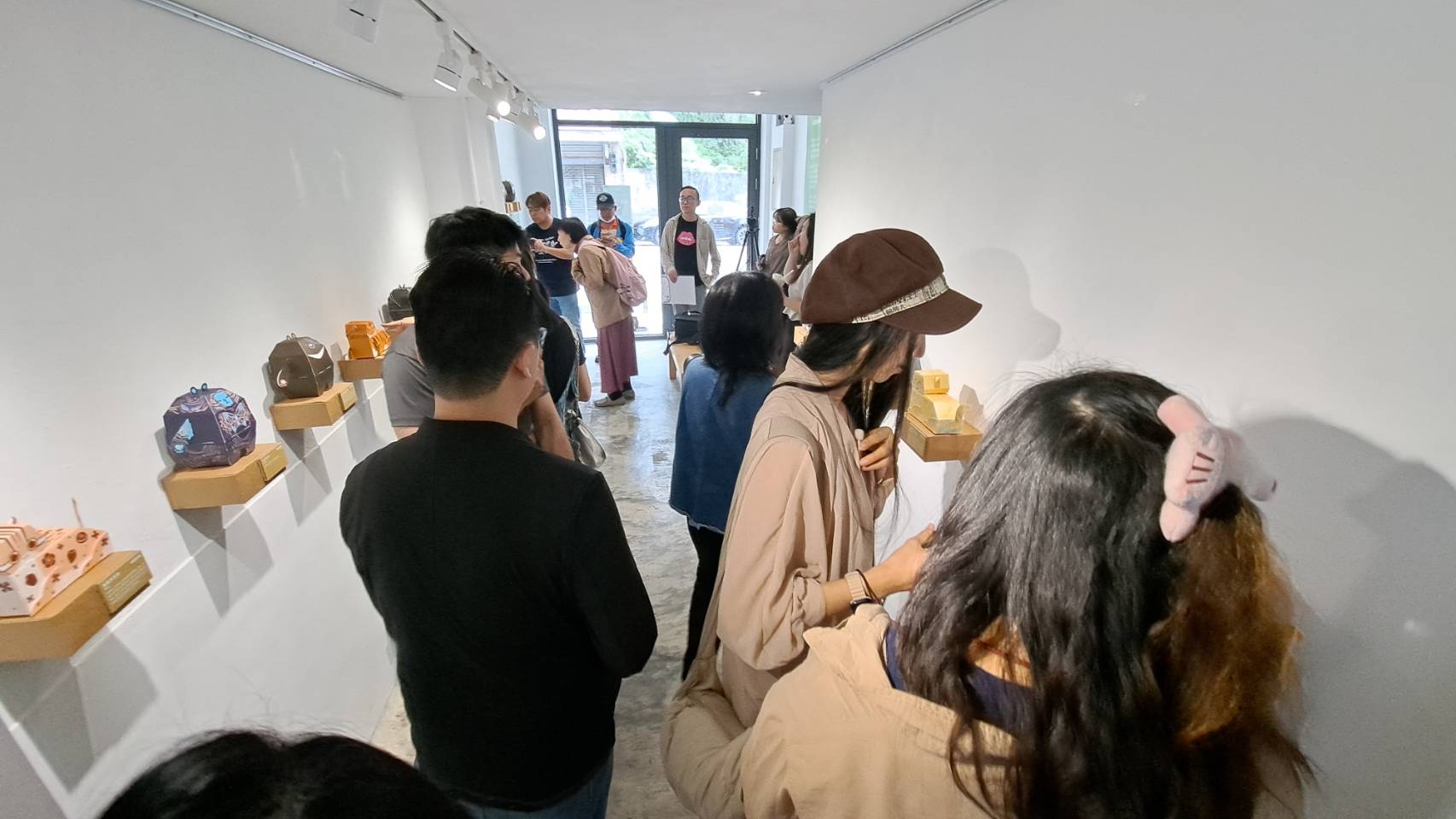 知名插畫家洪添賢Croter、小虎day by ericoco、奇異世界奇異果等22位插畫家、設計師與藝術創作者用各自的作品製作在台灣黑熊、石虎紙模上，呈現出不同的故事內容，讓民眾目不暇給，駐足欣賞。