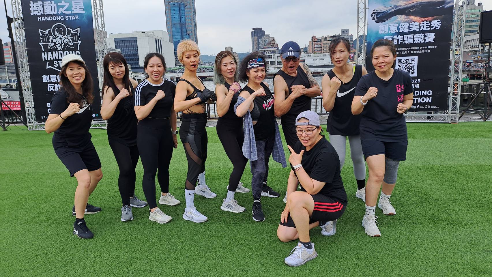 健身教練莫莉老師率領學員一起參與撼動之星健身走秀開場展現拳擊有氧。