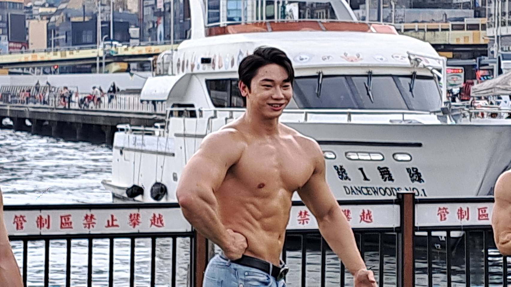 參賽者自信展現體態,期望獲得佳績。