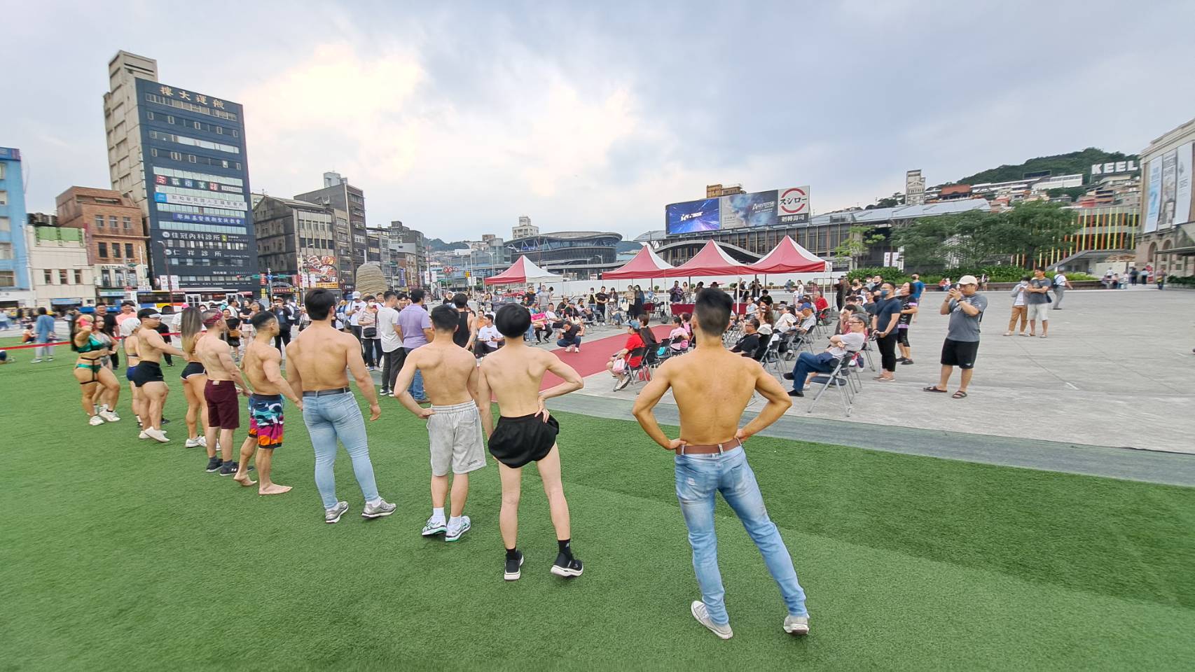 史上首次在基隆國門廣場舉辦創意健身走秀,吸引了許多民眾駐足欣賞。