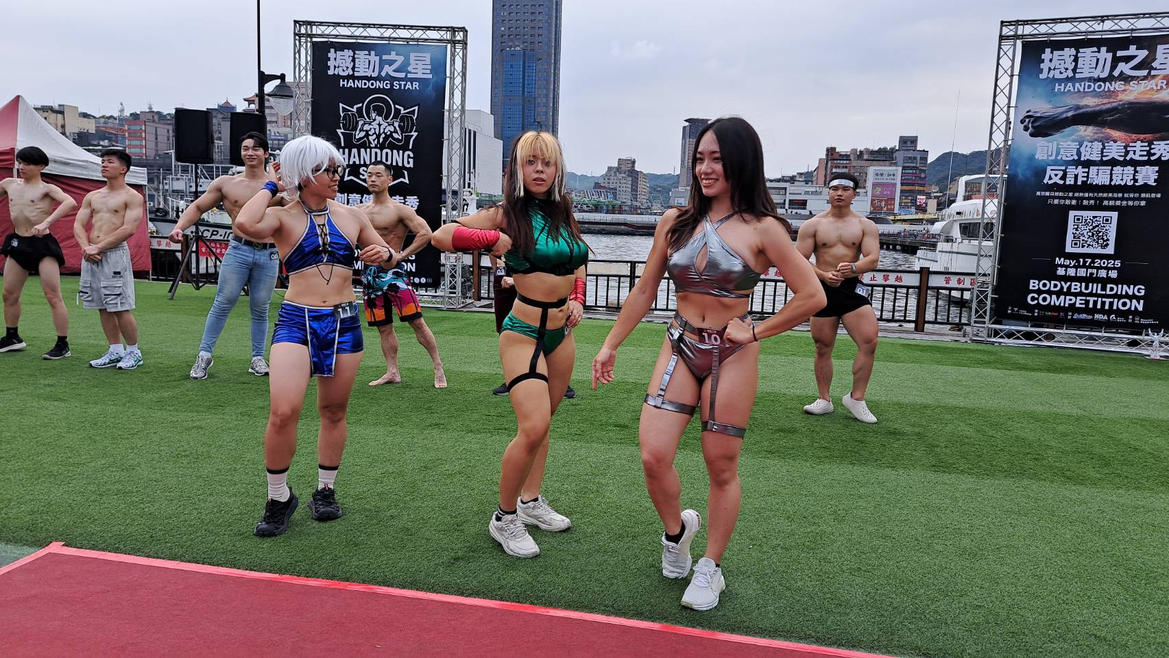 撼動之星走秀參加的選手無不卯足了全力勇敢展現體態，這對名為火辣奇多的成員范凱婷、卓家羽、連若涵的造型相當引人注意。