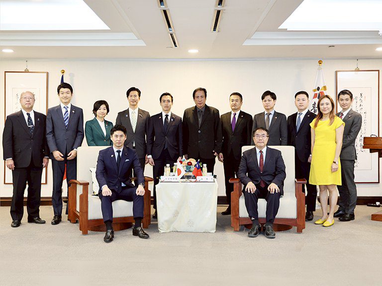 日本自民黨青年局拜會 黃偉哲贈台南越光米紀念跨時空台日情誼 日本自民黨青年局拜會 黃偉哲贈台南越光米紀念跨時空台日情誼