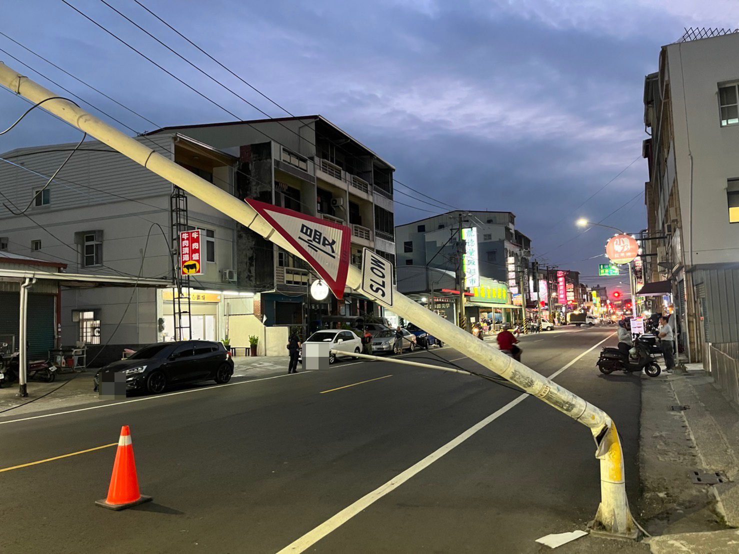 大貨車勾斷路燈桿電線 湖內分局即時處理助恢復交通