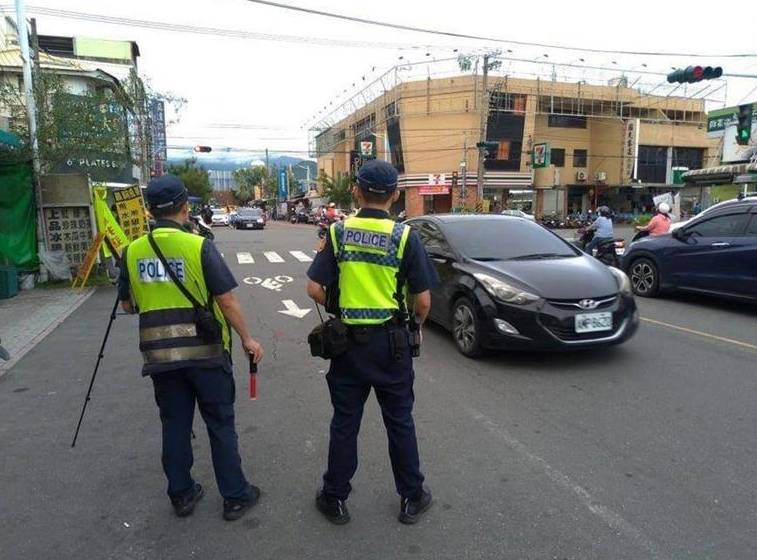 屏警執行「闖紅燈」專案取締行動　減少路口事故傷亡