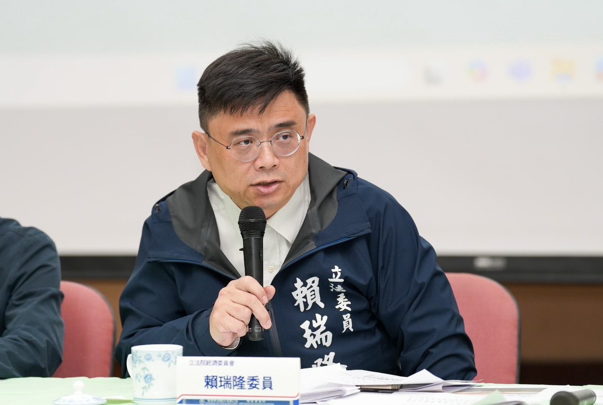 打通高雄交通國際動脈 賴瑞隆成功催生880億高雄新航廈 再爭取24小時起降新機場 打通高雄交通國際動脈 賴瑞隆成功催生880億高雄新航廈 再爭取24小時起降新機場