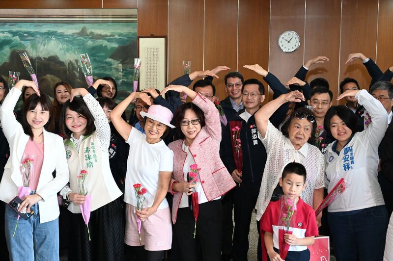 議長康裕成暖心號召「大聲說愛媽媽」 高雄市議會提前歡慶母親節 議長康裕成暖心號召「大聲說愛媽媽」 高雄市議會提前歡慶母親節