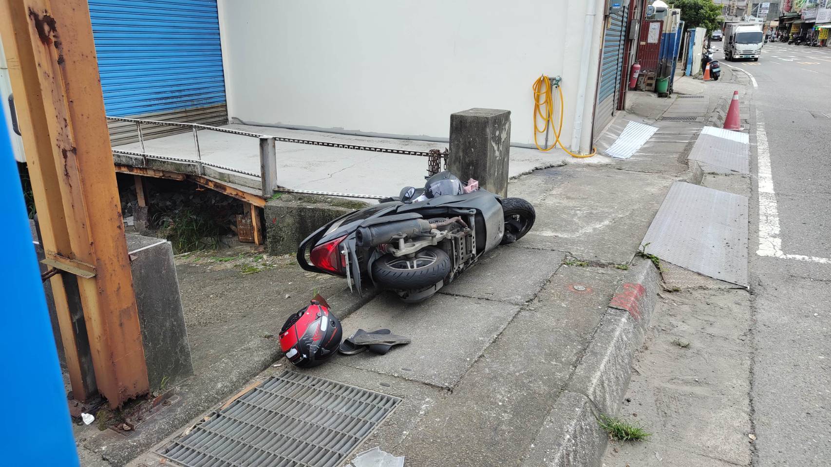 【有片】夫妻機車雙載遭撞飛釀1死 肇事汽車上「除了他」都跑了 【有片】夫妻機車雙載遭撞飛釀1死 肇事汽車上「除了他」都跑了