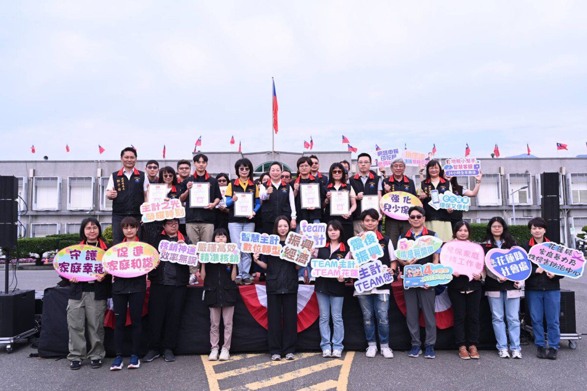 花蓮縣政府五月份升旗典禮 縣長徐榛蔚期許不畏政治力介入 依法行政增進鄉親福祉 花蓮縣政府五月份升旗典禮 縣長徐榛蔚期許不畏政治力介入 依法行政增進鄉親福祉