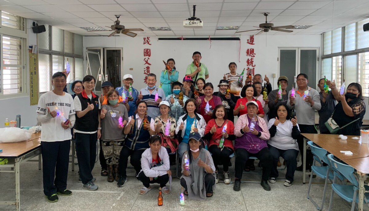 花蓮縣政府攜手地方教室 推廣源頭減量成果豐碩 廢玻璃變身藝術燈! 花蓮縣政府攜手地方教室 推廣源頭減量成果豐碩 廢玻璃變身藝術燈!