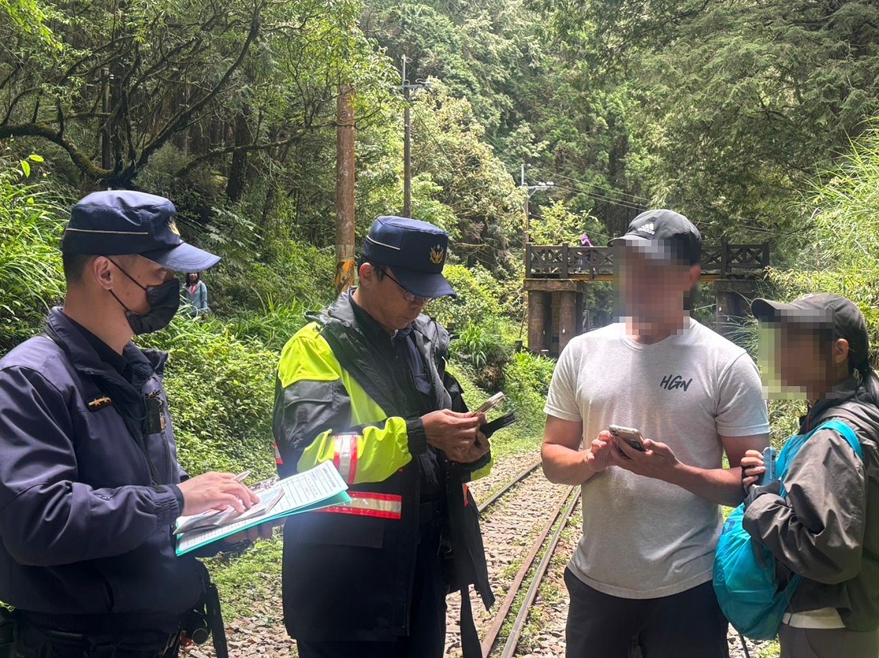 違規行走阿里山鐵道 危險又傷荷包 最高可處5萬元罰鍰 違規行走阿里山鐵道 危險又傷荷包 最高可處5萬元罰鍰