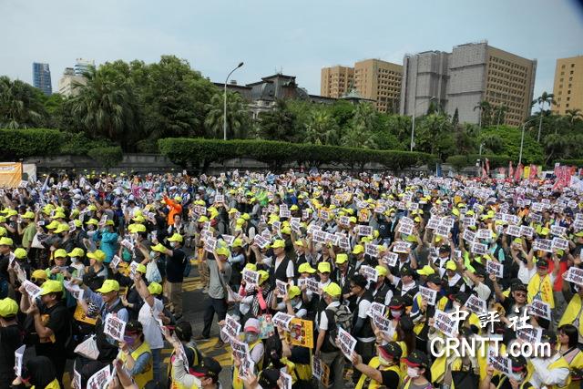 反霸凌,要保障! 抗議賴清德不顧勞權 提七大行動訴求 千人怒吼向總統府丟紙團 反霸凌,要保障! 抗議賴清德不顧勞權 提七大行動訴求 千人怒吼向總統府丟紙團