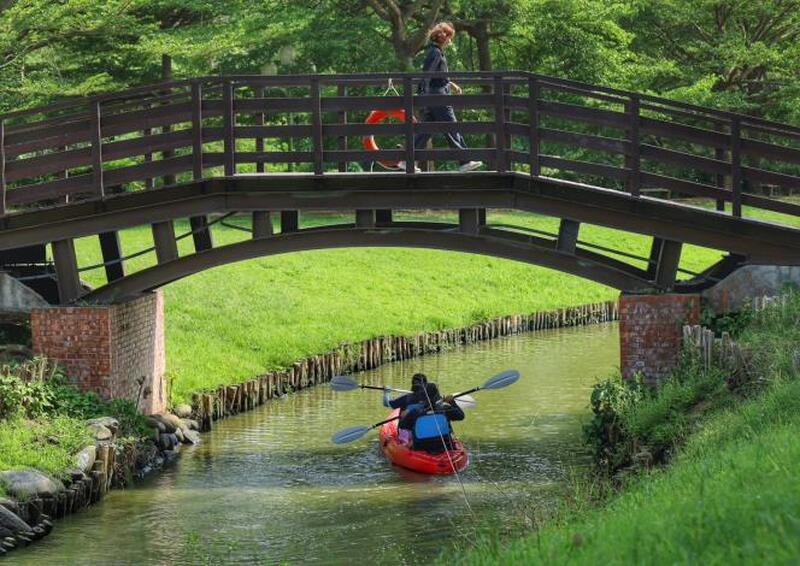 德元埤荷蘭村內河道漫舟啟航,立即體驗異國水道風光 德元埤荷蘭村內河道漫舟啟航,立即體驗異國水道風光