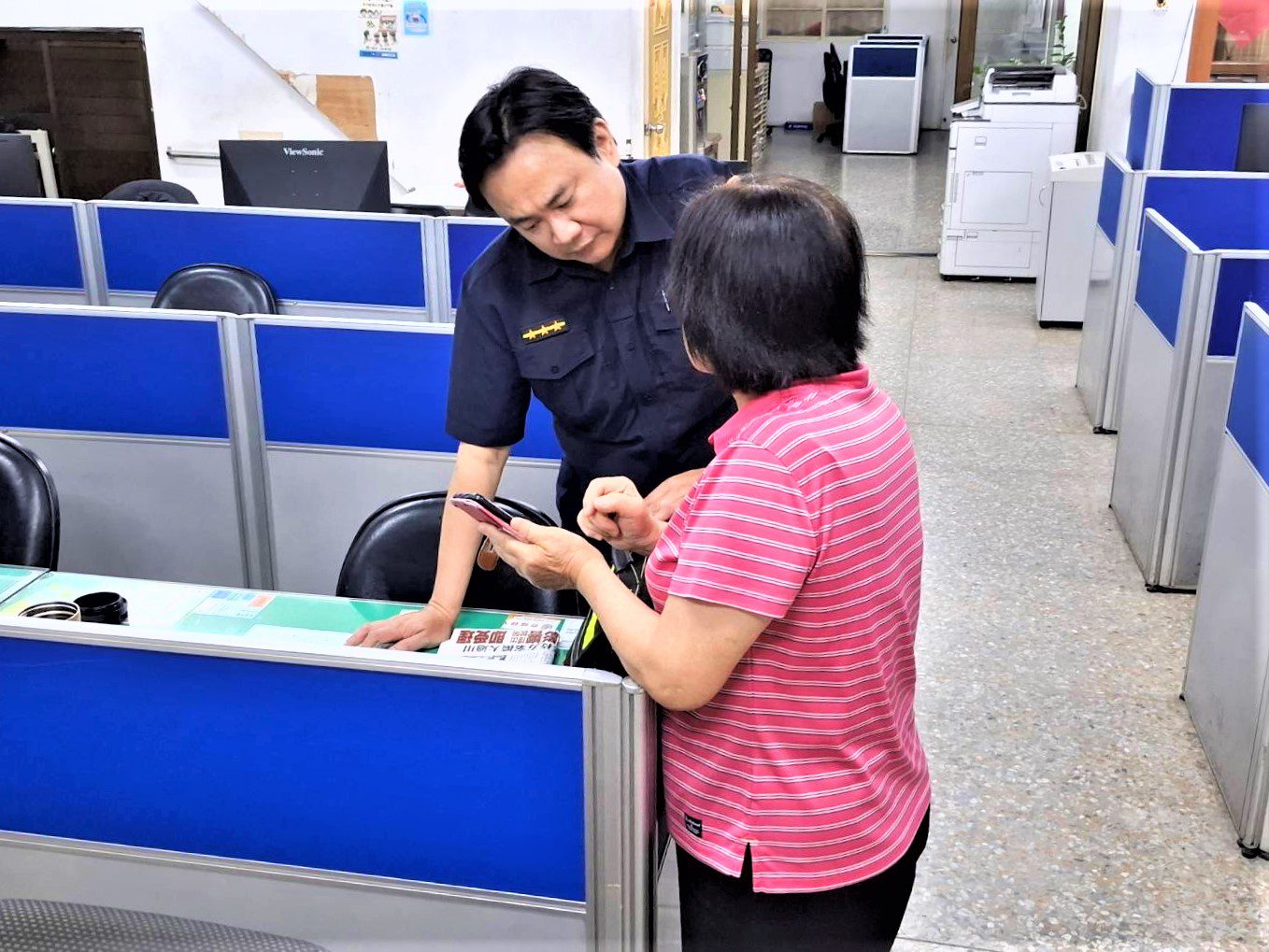 假冒親友來借錢 北興警解惑阻詐保存款 假冒親友來借錢 北興警解惑阻詐保存款