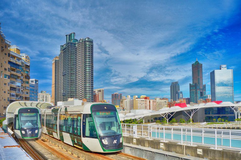 高雄輕軌十年成圓 觀光與通學運量穩定成長 高雄輕軌十年成圓 觀光與通學運量穩定成長