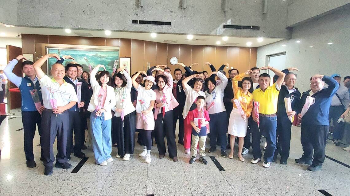 漾新聞|議長康裕成送議員、同仁康乃馨提前過節 透露曾經一天接送三個孩子12次是「甜蜜的負擔」 漾新聞|議長康裕成送議員、同仁康乃馨提前過節 透露曾經一天接送三個孩子12次是「甜蜜的負擔」