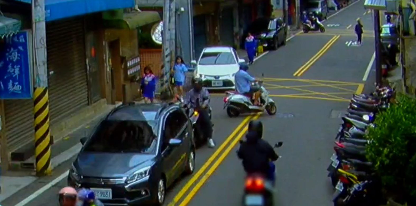 違規迴轉惹糾紛!男子不滿遭按喇叭當街爆口角衝突 違規迴轉惹糾紛!男子不滿遭按喇叭當街爆口角衝突