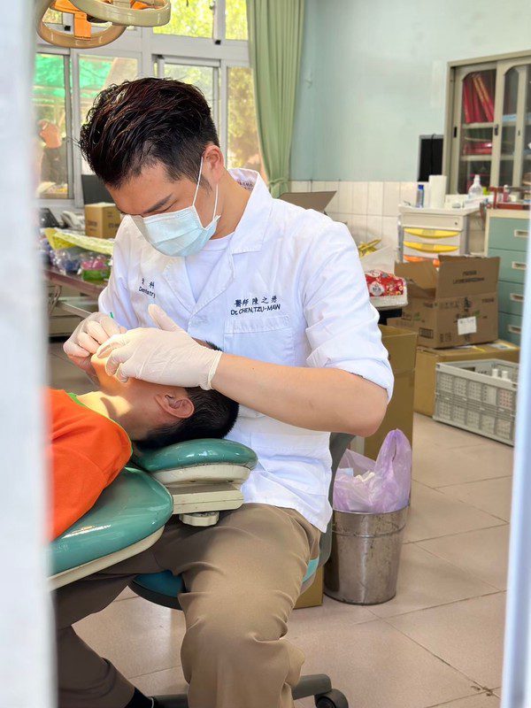 陳之懋醫師赴台南偏鄉義診 母親節前夕關懷隔代教養學童 陳之懋醫師赴台南偏鄉義診 母親節前夕關懷隔代教養學童