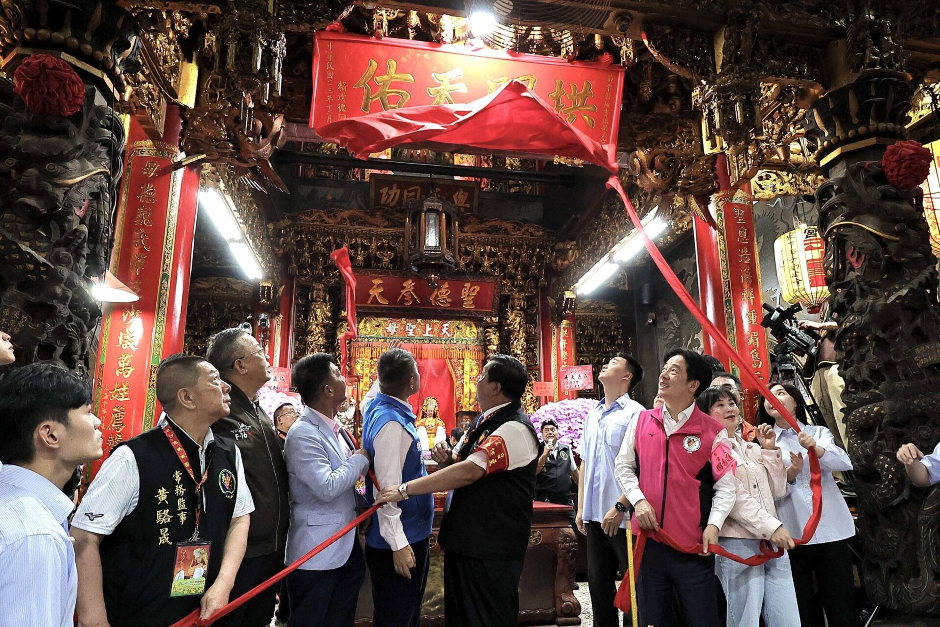 32萬信眾跟隨!白沙屯媽祖進香登轎 賴總統頒匾相送 32萬信眾跟隨!白沙屯媽祖進香登轎 賴總統頒匾相送