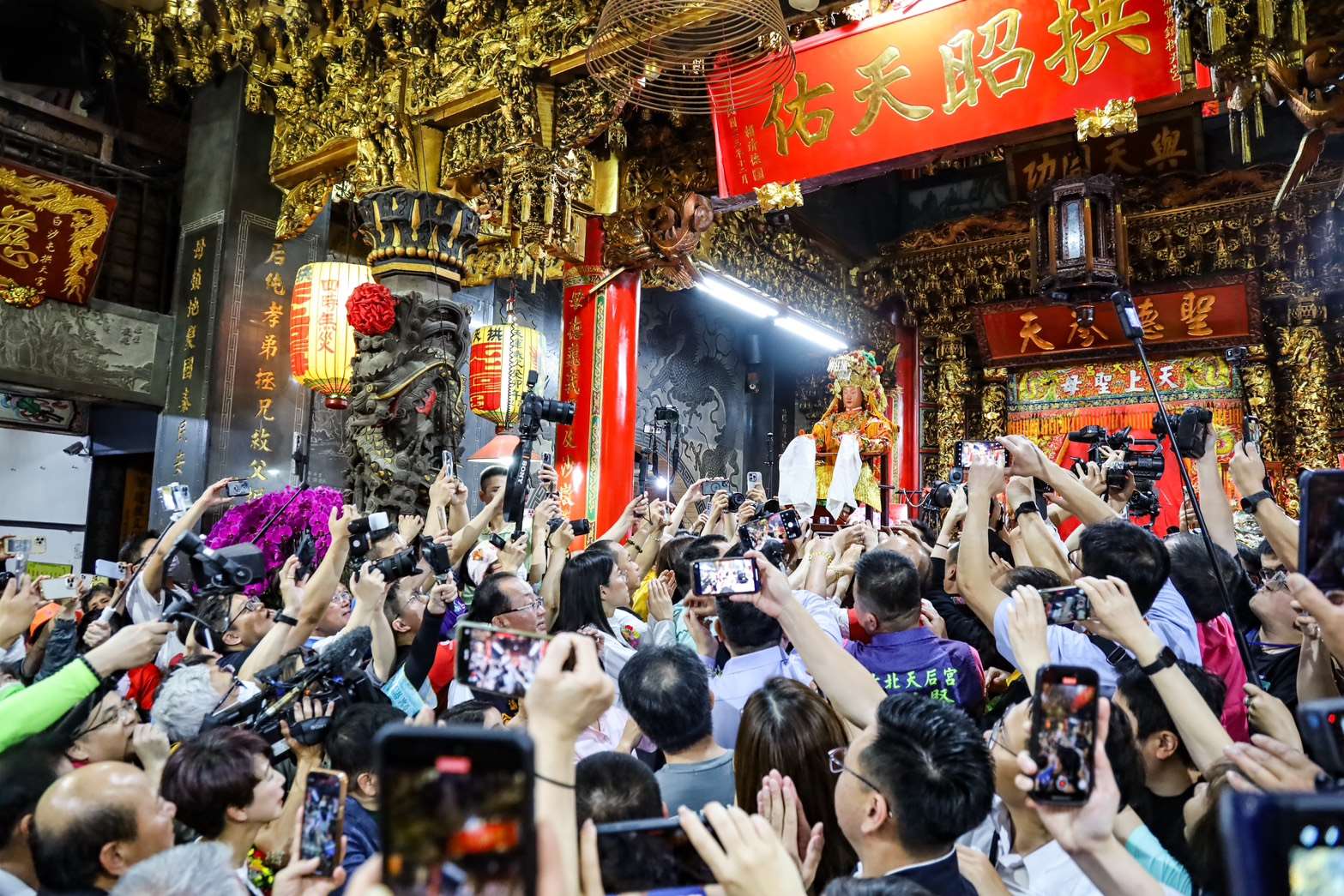 白沙屯媽祖深夜登轎起駕　展開10天9夜北港進香之旅