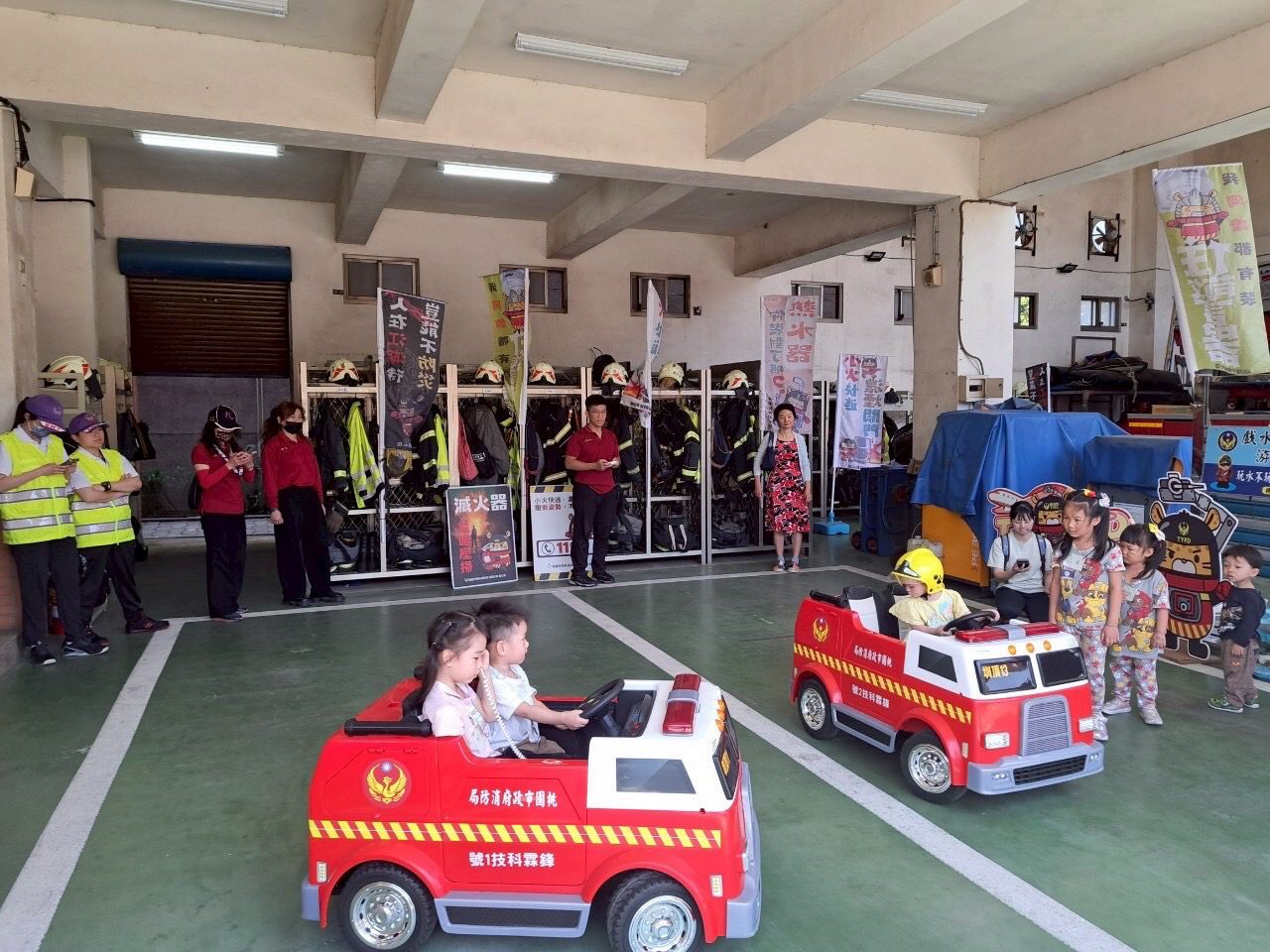 圳頂消防分隊歡慶母親節 帶小朋友做康乃馨、學防火知識 圳頂消防分隊歡慶母親節 帶小朋友做康乃馨、學防火知識