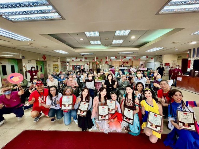 榮耀72‧幸福共舞 新竹榮家歡慶72週年感恩長輩歲月相伴 榮耀72‧幸福共舞 新竹榮家歡慶72週年感恩長輩歲月相伴