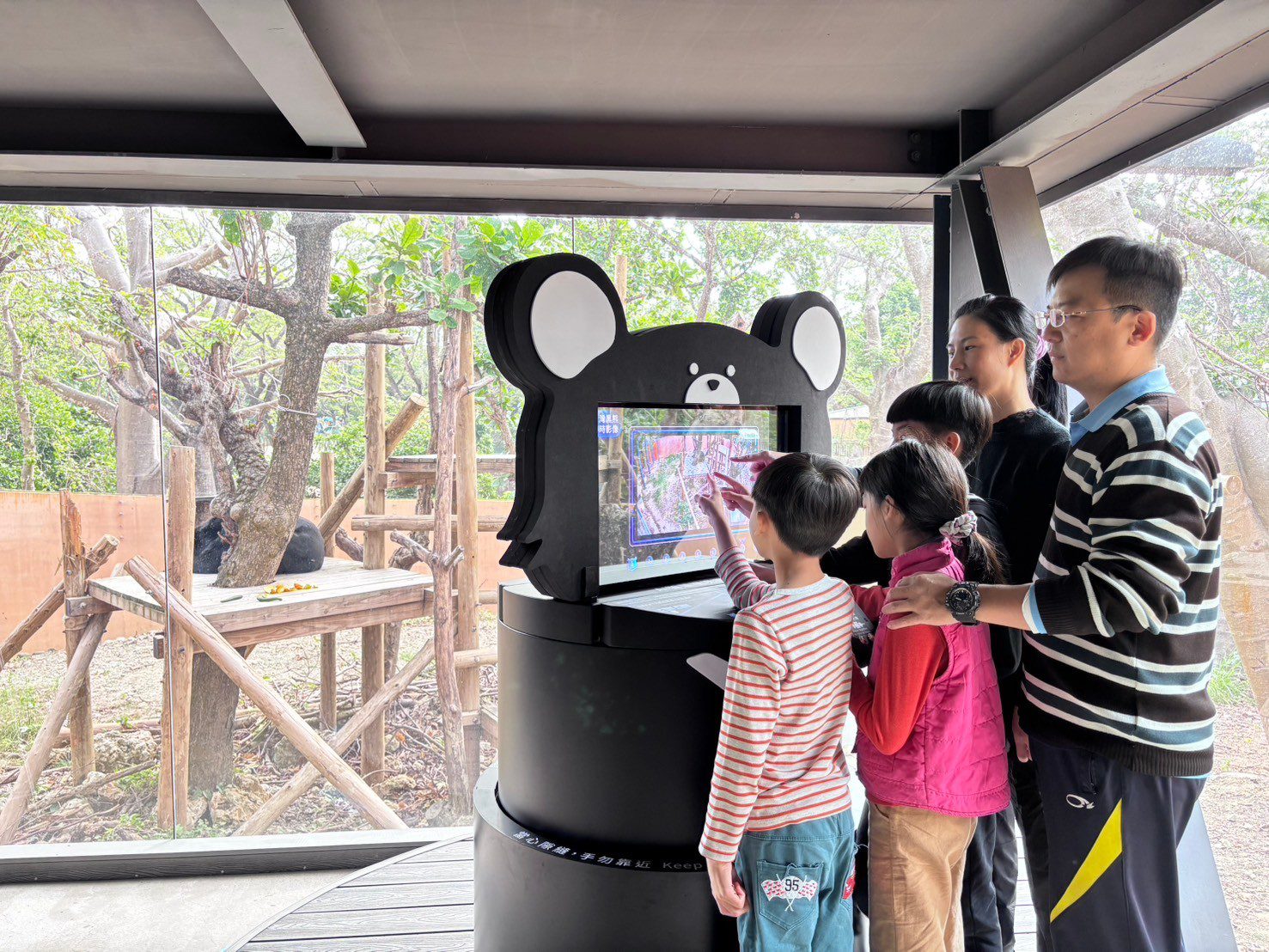 高市府攜工研院打造AI導覽系統 壽山動物園黑熊波比成明星代言人 高市府攜工研院打造AI導覽系統 壽山動物園黑熊波比成明星代言人
