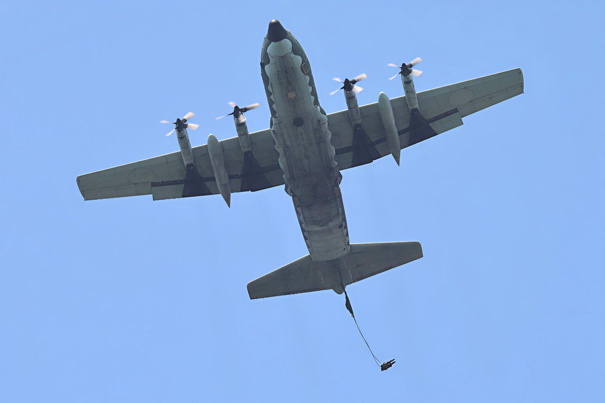 「傘兵騰空 鍛造勁旅」陸軍空訓中心多元跳傘展現戰力精進成果 「傘兵騰空 鍛造勁旅」陸軍空訓中心多元跳傘展現戰力精進成果
