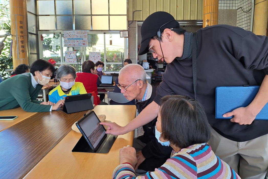 【把藝術進社區】雲林青年以創作課程陪伴長者迎向多元老後生活 【把藝術進社區】雲林青年以創作課程陪伴長者迎向多元老後生活