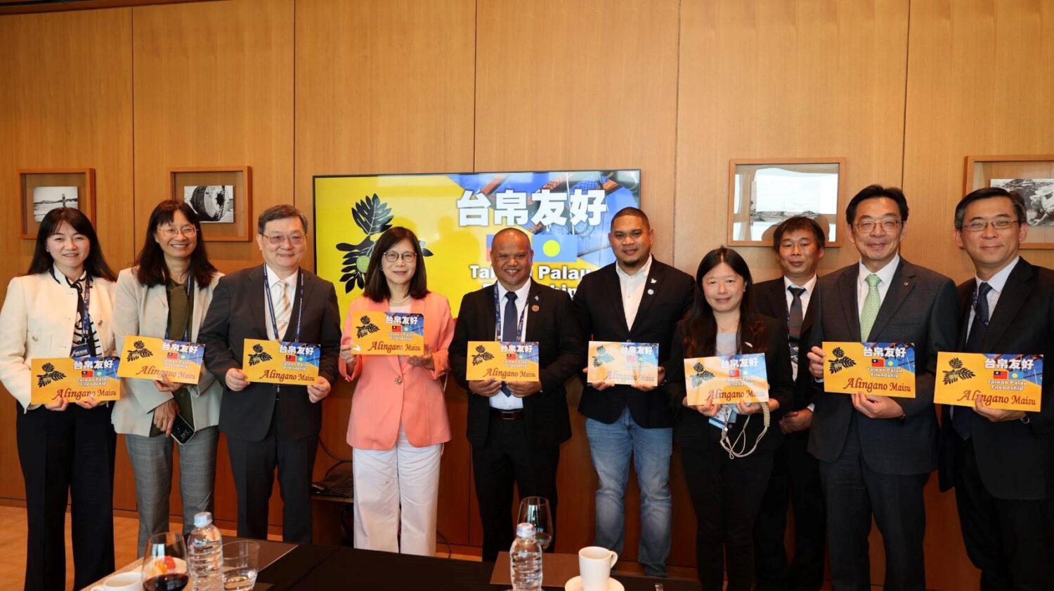 海的兩端,是互相輝映的燈塔 臺灣帛琉堅定同行航向永續蔚藍 海的兩端,是互相輝映的燈塔 臺灣帛琉堅定同行航向永續蔚藍