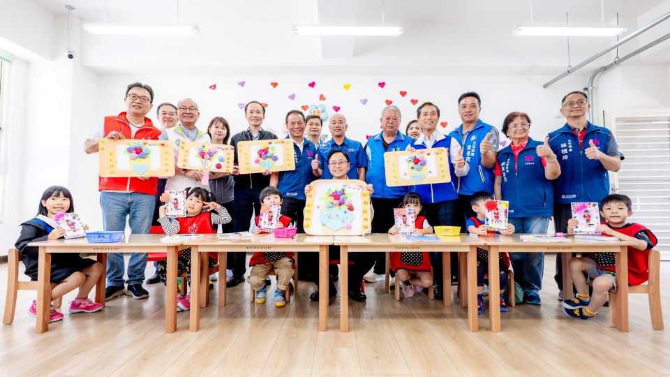 張善政視察青山非營利幼兒園 一同參與「心辛相印」闖關遊戲 張善政視察青山非營利幼兒園 一同參與「心辛相印」闖關遊戲