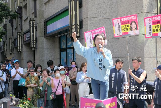 街頭宣講被比中指　徐巧芯大讚對方獲喝采