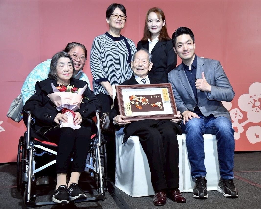 一生一世不容易！蔣萬安感佩金婚長輩典範精神