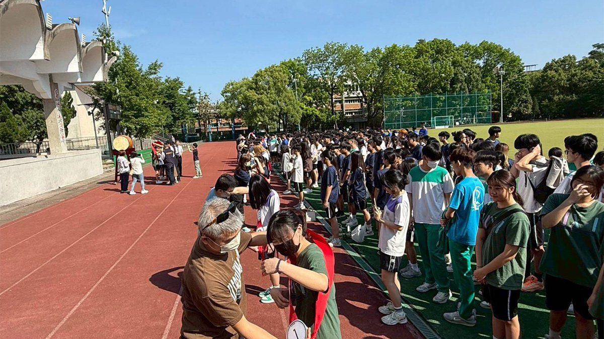 成年禮闖關寓意深 竹山高中園遊會歡送畢業生 成年禮闖關寓意深 竹山高中園遊會歡送畢業生