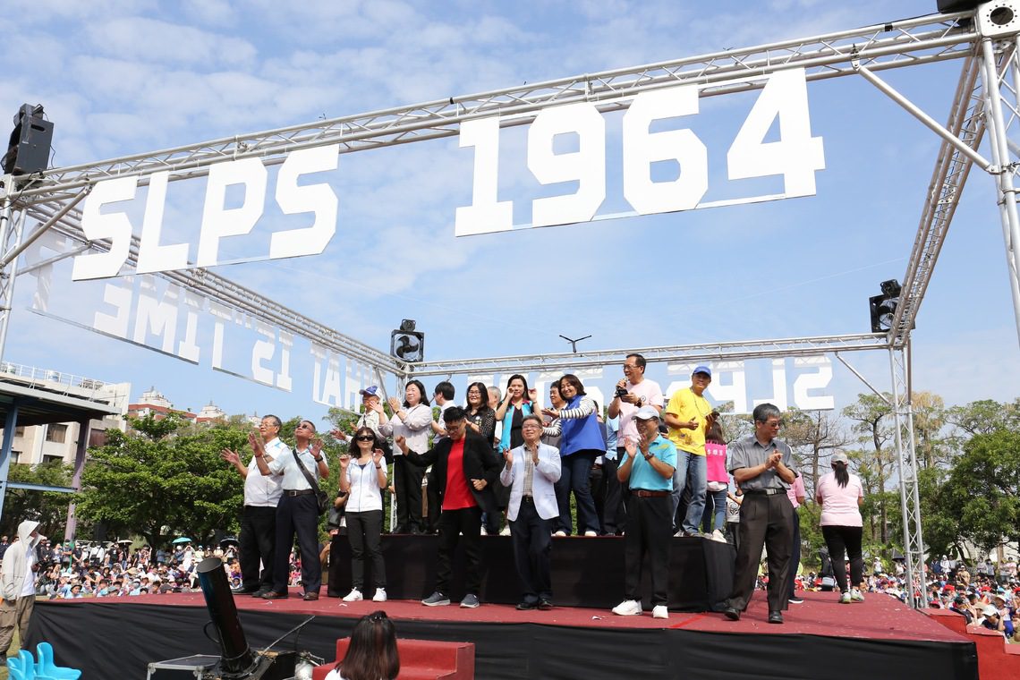 漾新聞|慶祝一甲子校慶 勝利國小校長與貴賓用Rap唱跳致詞 師生家長也瘋狂！