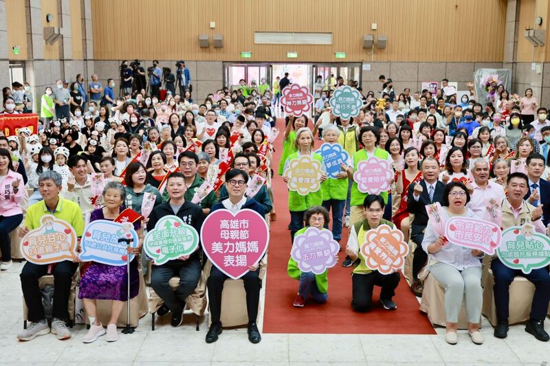 陳其邁感謝母親無私奉獻 頒發「母親節美力媽媽」獎項 陳其邁感謝母親無私奉獻 頒發「母親節美力媽媽」獎項